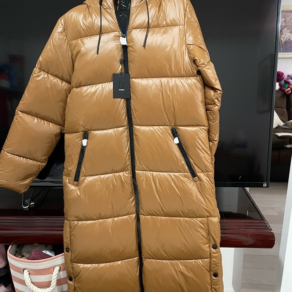 Got another coat and need to downsize my closet. It’s new never worn. - Picture 3 of 4